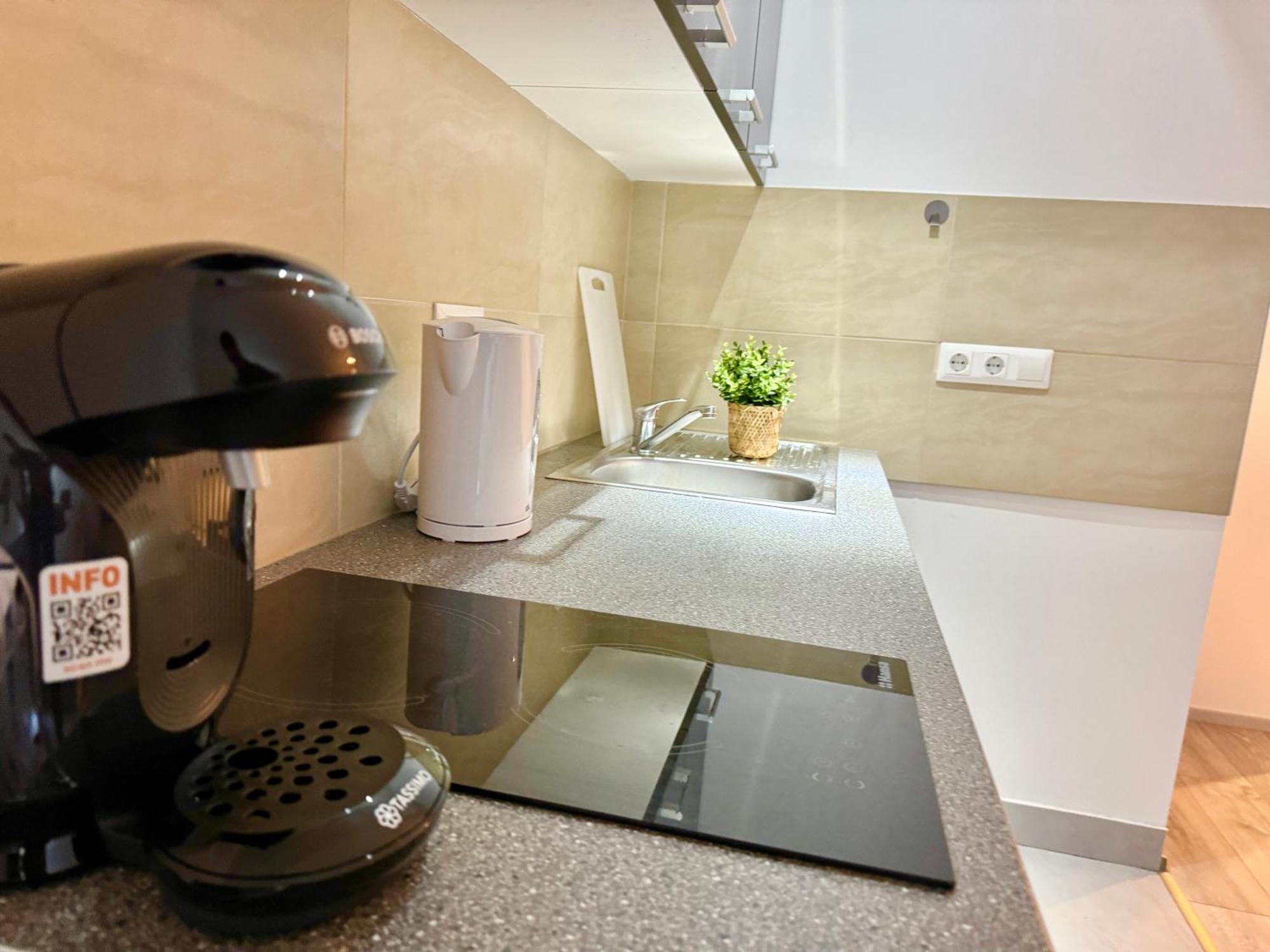 Stylish Schonbrunn Apartments With Free Parking ウィーン エクステリア 写真